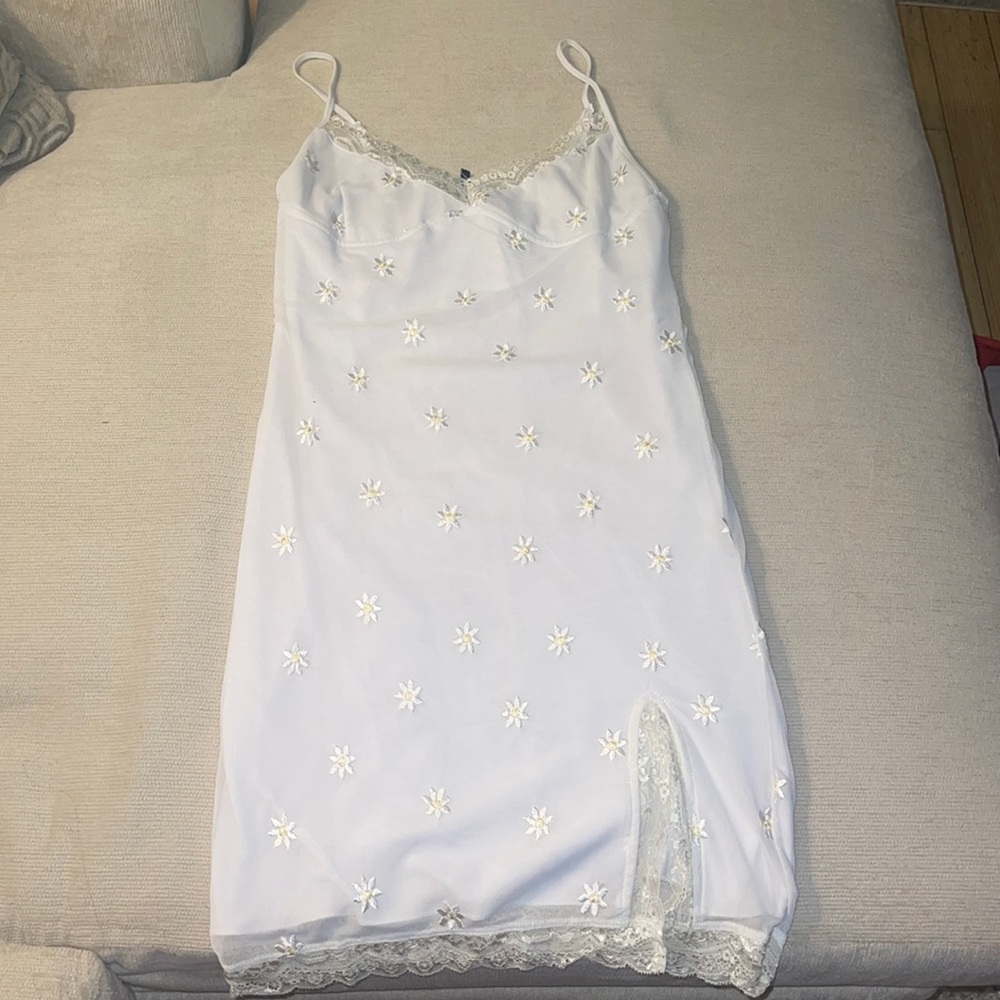 Motel Daisy covered white dress size medium